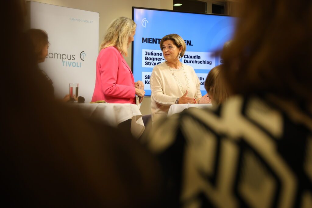 Diskussionsrunde mit 2 Frauen