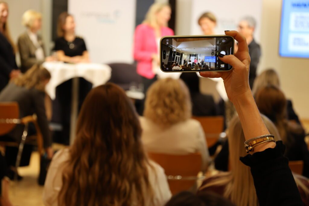 Foto durch Handy von Gruppe am Podium