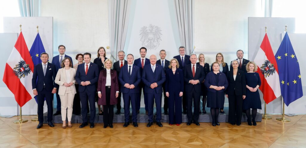 Gruppenfoto der österreichischen Bundesregierung - Kabinett Stocker (v.l.n.r.) Bundesminister Peter Hanke, Staatssekretär Alexander Pröll, Bundesministerin Claudia Plakolm, Staatssekretärin Elisabeth Zehetner, Bundesminister Norbert Totschnig, Staatssekretärin Barbara Eibinger-Miedl, Bundesministerin Klaudia Tanner, Bundesminister Markus Marterbauer, Vizekanzler Andreas Babler, Bundesminister Cristoph Wiederkehr, Bundeskanzler Christian Stocker, Bundesminister Wolfgang Hattmannsdorfer, Bundesministerin Beate Meinl-Reisinger, Staatssekretär Jörg Leichtfried, Bundesminister Gerhard Karner, Staatssekretärin Michaela Schmidt, Bundesministerin Korinna Schumann, Staatssekretärin Ulrike Königsberger-Ludwig, Bundesministerin Anna Sporrer, Staatssekretär Josef Schellhorn und Bundesministerin Eva-Maria Holzleitner.